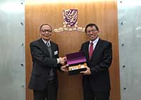 Prof. Rocky Tuan (right), Vice-Chancellor of CUHK, presents a souvenir to Prof. Li Deyi